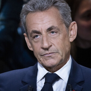 Exclusif - Nicolas Sarkozy - Enregistrement de l'émission "Le Grand Echiquier", diffusée le 1er juillet sur France 2. Le 21 mars 2022 © Cyril Moreau / Bestimage Nous retrouvons C.Chazal pour ce grand Échiquier consacré à l'excellence culturelle française, à cette fameuse exception qui confère à notre pays une place particulière dans le monde, grâce à sa tradition culturelle forte, son histoire, son patrimoine et cette richesse artistique qui s'exporte depuis toujours dans le monde entier. Pour décliner le beau thème de la culture, nous débuterons la soirée avec la bande originale du film "Le grand blond avec une chaussure noire" d'Y.Robert, que l'on doit à l'immense compositeur, V.Cosma et que R.Capuçon interprétera avec l'orchestre du grand Échiquier dirigé par N.Giraud et la violoniste, A.Gravoin. Ils nous accompagneront tout au long de l'émission. Nous évoquerons la culture, cette richesse qui est la nôtre avec les plus grands artistes, les représentants des grandes institutions culturelles et l'ancien Président de la République, N.Sarkozy qui nous partagera ses coups de coeur, ses découvertes, ses admirations, notamment en matière d'arts plastiques, de peinture et de littérature. Il les a rassemblé dans un ouvrage intitulé "Promenades". Toute la soirée, il sera accompagné d'artistes qui sont le meilleur reflet de notre grande diversité culturelle. Invitée exceptionnelle, C.Bruni sera aussi présente pour partager cette soirée de musique et de chansons. Carla, qui vient de fêter les 20 ans de son premier album, incarnation de l'élégance française, interprètera "Dolce Francia" en italien, preuve qu'elle est pétrie de deux cultures, une chanson tirée bien sûr du célèbre titre de C.Trenet. Le temps d'une soirée, Le grand échiquier devient la plus grande salle de spectacles de France. 