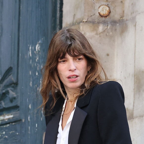 Son premier geste en entrant chez elle, "allumer une bougie". "J'ai un chien que j'aime beaucoup, mais un chien qui pue", admet-elle en plaisantant, en évoquant Gustave. 
Lou Doillon - Arrivées des célébrités aux obsèques de Jane Birkin en l'église Saint-Roch à Paris. Le 24 juillet 2023 © Jacovides-KD Niko / Bestimage