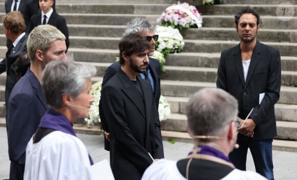 Le premier membre de sa famille à venir sur place, c'était Roman. 
Ben Attal, Stéphane Manel, Roman de Kermadec (fils de Kate Barry) - Sorties des célébrités aux obsèques de Jane Birkin en l'église Saint-Roch à Paris. © Jacovides-KD Niko / Bestimage 