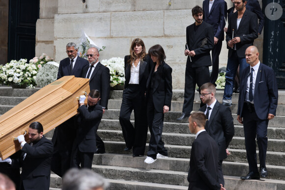 Lou Doillon, Charlotte Gainsbourg, Ben Attal, Roman de Kermadec (fils de Kate Barry) - Sorties des célébrités aux obsèques de Jane Birkin en l'église Saint-Roch à Paris. Le 24 juillet 2023 © Jacovides-KD Niko / Bestimage