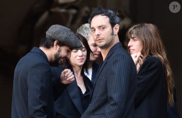 Marlowe (fils de Lou Doillon), Ben Attal, Charlotte Gainsbourg,, Lou Doillon, Roman de Kermadec (fils de Kate Barry) - Arrivées des célébrités aux obsèques de Jane Birkin en l'église Saint-Roch à Paris. © Jacovides-KD Niko / Bestimage