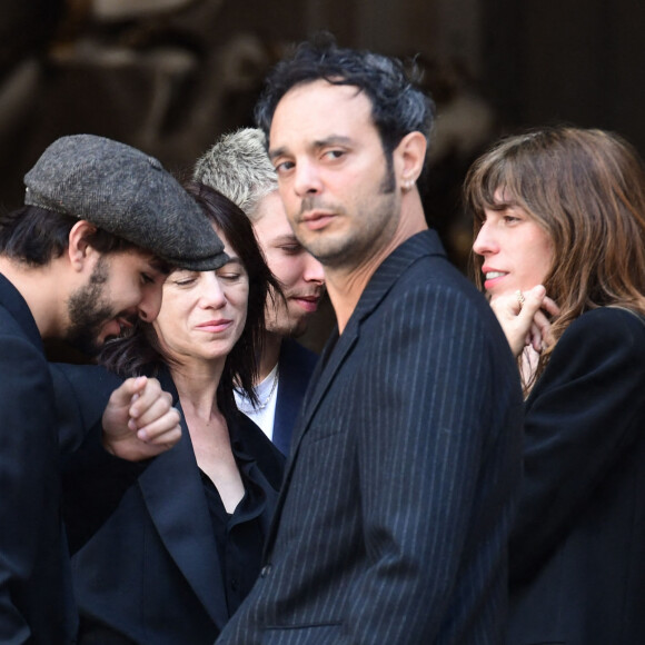 Marlowe (fils de Lou Doillon), Ben Attal, Charlotte Gainsbourg,, Lou Doillon, Roman de Kermadec (fils de Kate Barry) - Arrivées des célébrités aux obsèques de Jane Birkin en l'église Saint-Roch à Paris. © Jacovides-KD Niko / Bestimage