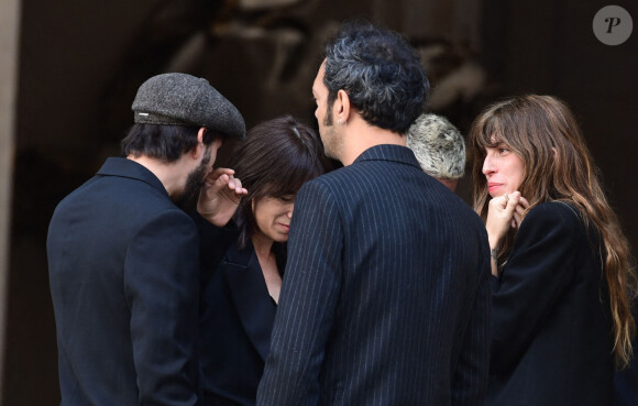 Marlowe (fils de Lou Doillon), Ben Attal, Charlotte Gainsbourg, Lou Doillon, Roman de Kermadec (fils de Kate Barry) - Arrivées des célébrités aux obsèques de Jane Birkin en l'église Saint-Roch à Paris. Le 24 juillet 2023 © Jacovides-KD Niko / Bestimage 