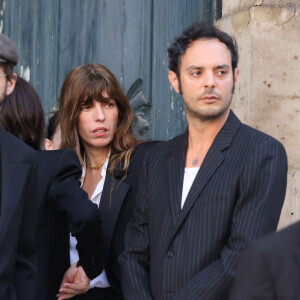 Marlowe (fils de Lou Doillon), Ben Attal, Lou Doillon, Roman de Kermadec (fils de Kate Barry) - Arrivées des célébrités aux obsèques de Jane Birkin en l'église Saint-Roch à Paris. Le 24 juillet 2023 © Jacovides-KD Niko / Bestimage