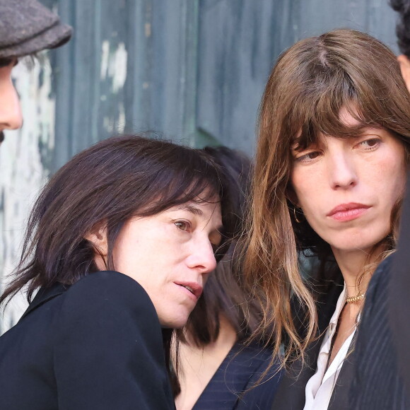 Charlotte Gainsbourg, Lou Doillon - Arrivées des célébrités aux obsèques de Jane Birkin en l'église Saint-Roch à Paris. © Jacovides-KD Niko / Bestimage