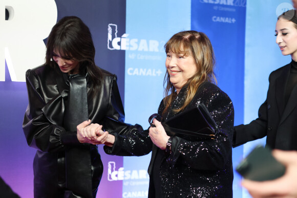 Jane Birkin avec Charlotte Gainsbourg et sa fille Alice Attal au photocall de la 48ème cérémonie des César à l'Olympia à Paris le 24 février 2023 © Dominique Jacovides / Olivier Borde / Bestimage