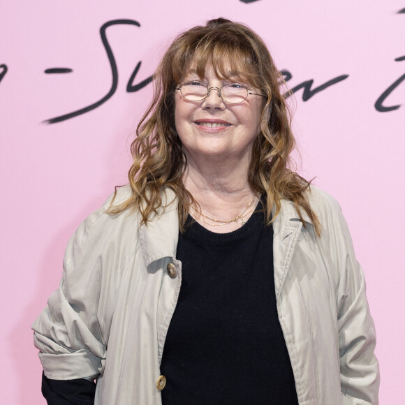 C'est ce qui avait été rapporté par "Le Parisien".
Jane Birkin - Photocall du défilé de mode prêt-à-porter printemps-été 2023 Femmes "Acne Studios" lors de la fashion week de Paris. Le 28 septembre 2022 © Olivier Borde / Bestimage