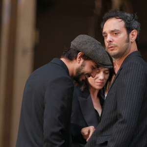 Ben Attal, Charlotte Gainsbourg, Roman de Kermadec (Fils de Kate Barry), Lou Doillon - Sorties des obsèques de Jane Birkin en l'église Saint-Roch à Paris. Le 24 juillet 2023 © Jonathan Rebboah / Panoramic / Bestimage 