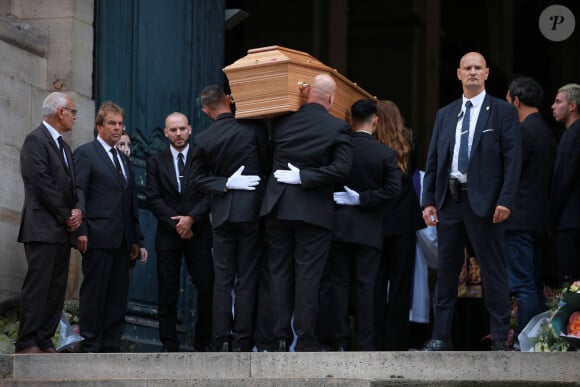 Ses obsèques, elles, ont eu lieu ce lundi 24 juillet, avant son incinération.
Lou Doillon portant le cercueil - Sorties des obsèques de Jane Birkin en l'église Saint-Roch à Paris. Le 24 juillet 2023 © Jonathan Rebboah / Panoramic / Bestimage 