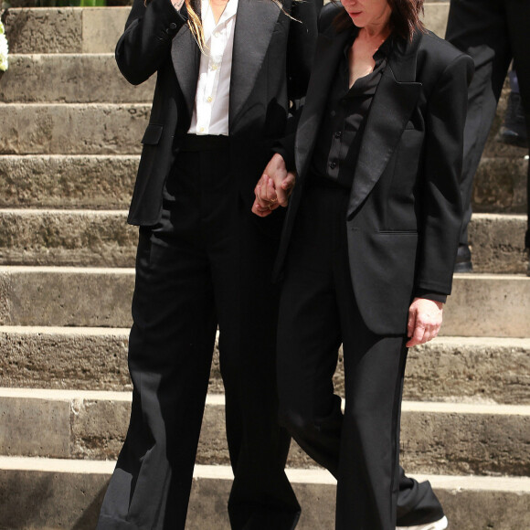 Lou Doillon et Charlotte Gainsbourg - Sorties des obsèques de Jane Birkin en l'église Saint-Roch à Paris. Le 24 juillet 2023 © Jonathan Rebboah / Panoramic / Bestimage 