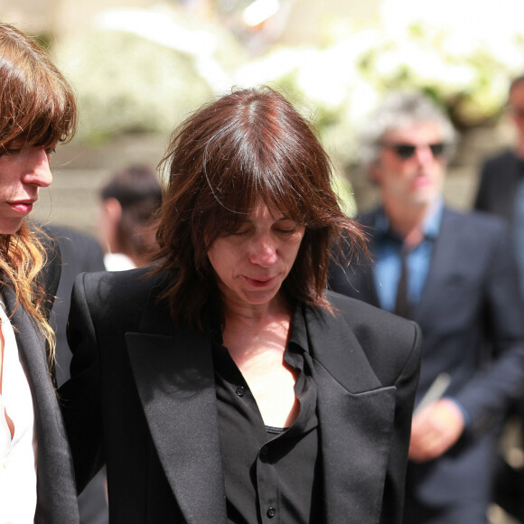 Lou Doillon et Charlotte Gainsbourg - Sorties des obsèques de Jane Birkin en l'église Saint-Roch à Paris. Le 24 juillet 2023 © Jonathan Rebboah / Panoramic / Bestimage 