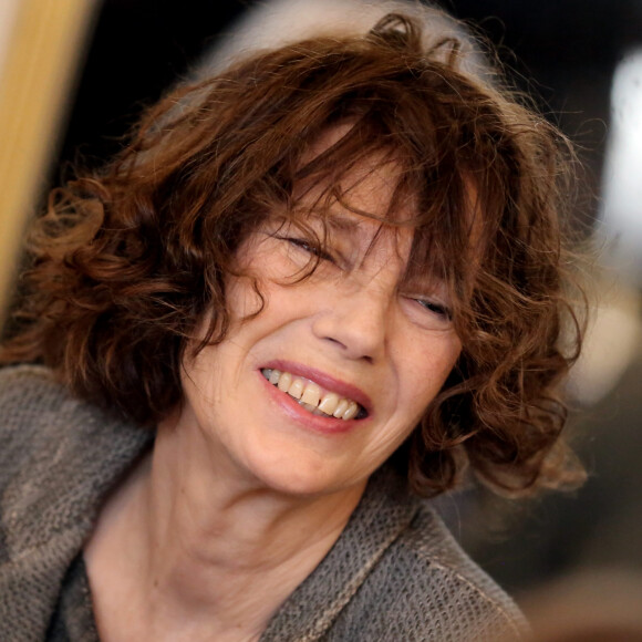 La chanteuse de 76 ans, décédée le 16 juillet, a été inhumée dans le caveau de sa fille Kate Barry au cimetière du Montparnasse.
Jane Birkin (invitee) Paris le 10 avril 2013 Remise de la medaille de Chevalier de l'Ordre des Arts et des Lettres par la Ministre de la Culture et de la Communication, au Ministere de la Culture. 