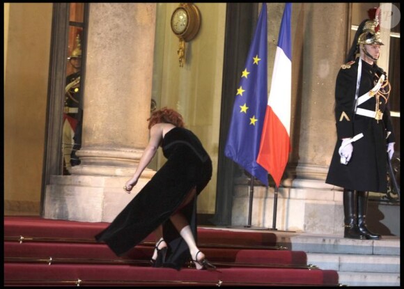 Mylène Farmer arrive à L'Elysée, le 2 mars 2010.