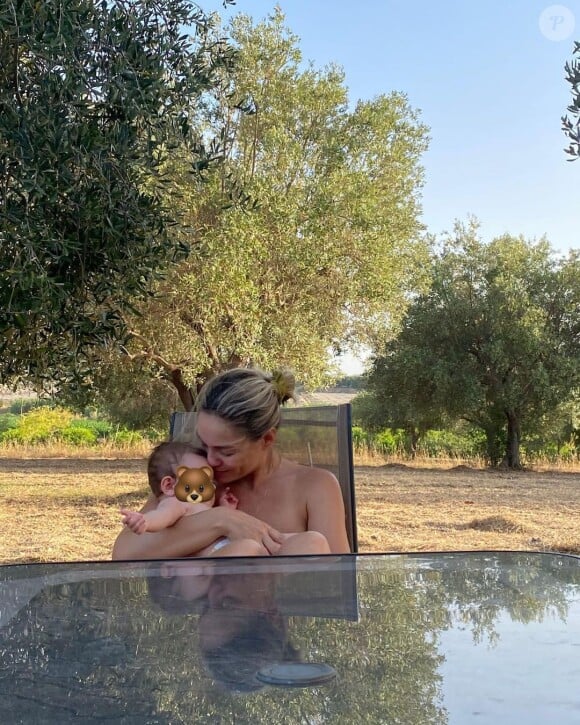 Actuellement en vacances en Sicile, elle a posté une photo et une vidéo.
Joy Esther et sa fille Nina sur Instagram.