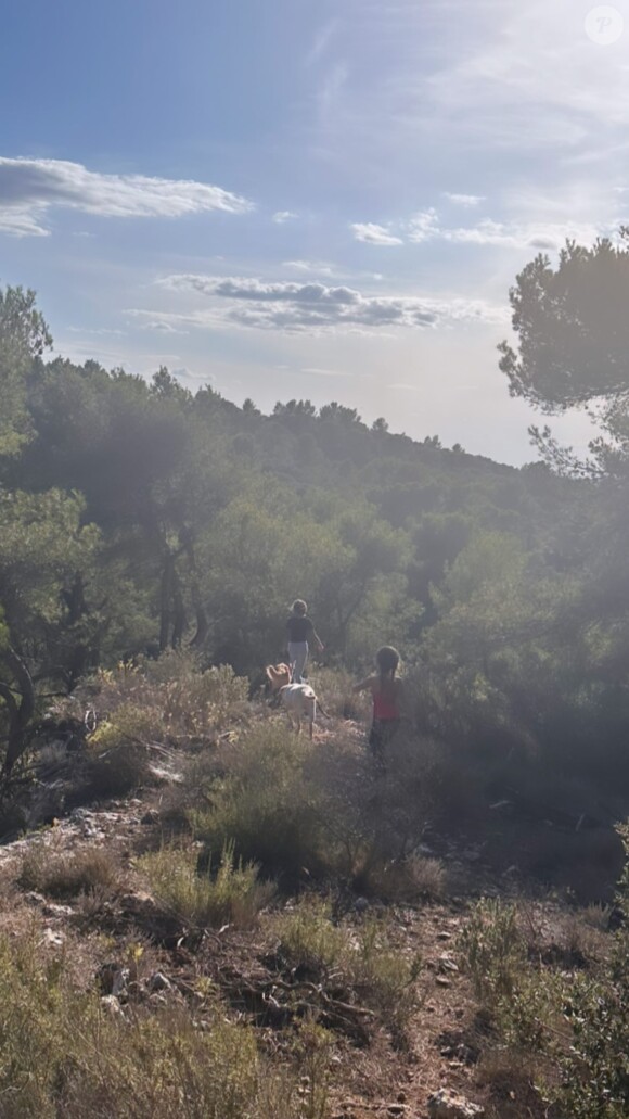 Mélissa Theuriau a dévoilé un cliché de ses vacances dans le sud aux côtés de sa fille Lila jeudi 27 juillet 2023 sur Instagram.