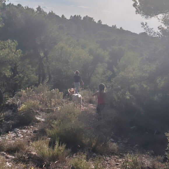 Mélissa Theuriau a dévoilé un cliché de ses vacances dans le sud aux côtés de sa fille Lila jeudi 27 juillet 2023 sur Instagram.