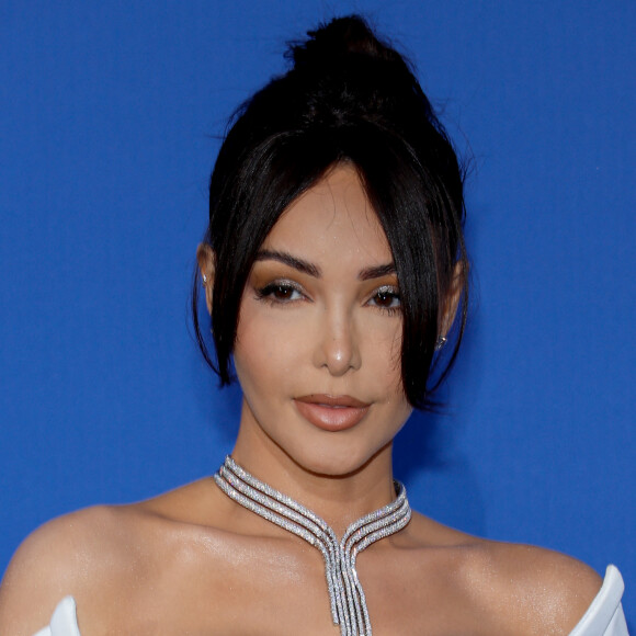 Mais beaucoup se sont étonnés du silence d'une influenceuse bien connue... En effet, jusqu'ici Nabilla n'a pas posté le moindre message à l'attention de Caroline Receveur.
Nabilla Benattia - Photocall du gala de l'AmFar à l'Hôtel du Cap-Eden-Roc, Antibes, lors du 76ème Festival International du Film de Cannes. © Moreau-Jacovides / Bestimage