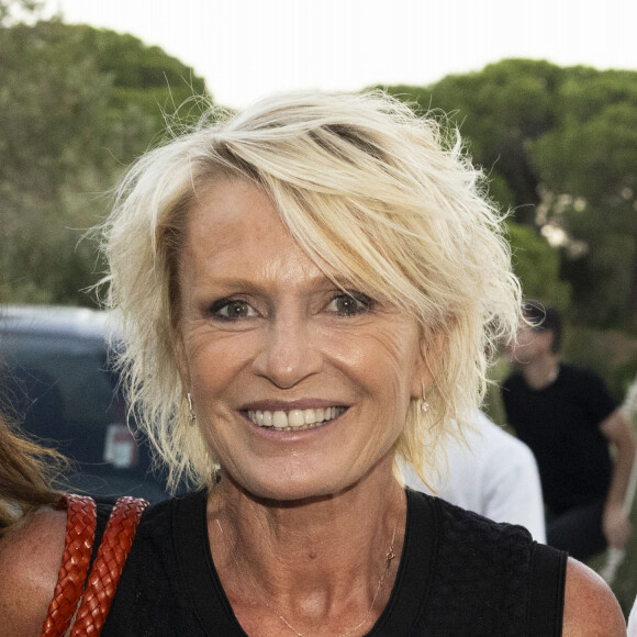 Ramatuelle leur va si bien. L'an dernier, c'est là-bas que Sophie Davant a officialisé avec son compagnon William Leymergie.
Exclusif - Daniel Benoin et sa femme Nathalie, Sophie Davant - Représentation de la pièce "L'avare" au théâtre de Verdure lors du festival de Ramatuelle © Cyril Bruneau / Festival de Ramatuelle / Bestimage