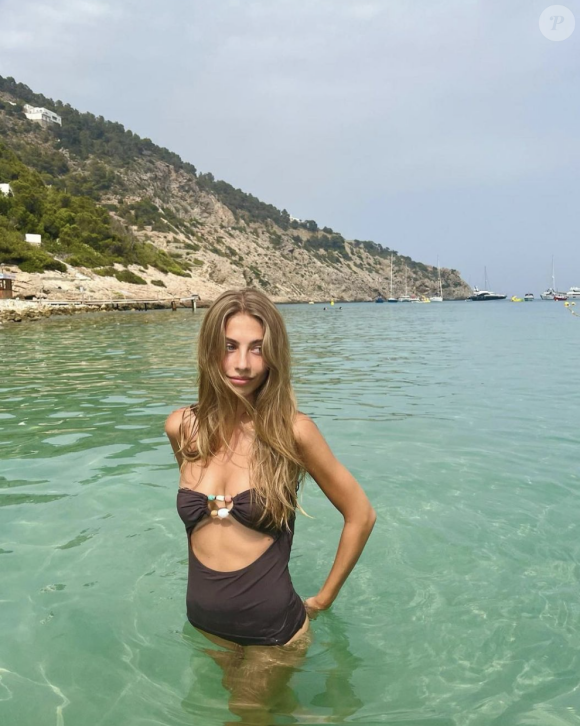 En maillot de bain et bronzée, la plus jeune fille du regretté Jean-Paul Belmondo a fait sensation.
Stella Belmondo sur Instagram