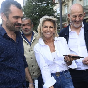 Caroline Margeridon est à Bruxelles avec les acheteurs (Stéphane Vanhandenhoven, Aurore Morisse, Bernard Dumeige, Alexandra Morel, Glorian Kabongo, François-Xavier Renou, François Cases Bardina, Gérald Watelet (animateur) et Jérôme Duvillard (commissaire-priseur)) de l'émission belge "Affaire conclue" pour une vente aux enchères d'objets donnés à "Viva for Life" en Belgique le 29 octobre 2022. ( Photo by Didier Lebrun / Photonews)