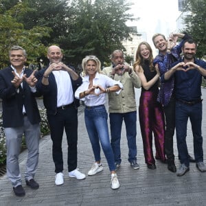 Caroline Margeridon est à Bruxelles avec les acheteurs (Stéphane Vanhandenhoven, Aurore Morisse, Bernard Dumeige, Alexandra Morel, Glorian Kabongo, François-Xavier Renou, François Cases Bardina, Gérald Watelet (animateur) et Jérôme Duvillard (commissaire-priseur)) de l'émission belge "Affaire conclue" pour une vente aux enchères d'objets donnés à "Viva for Life" en Belgique le 29 octobre 2022. ( Photo by Didier Lebrun / Photonews)