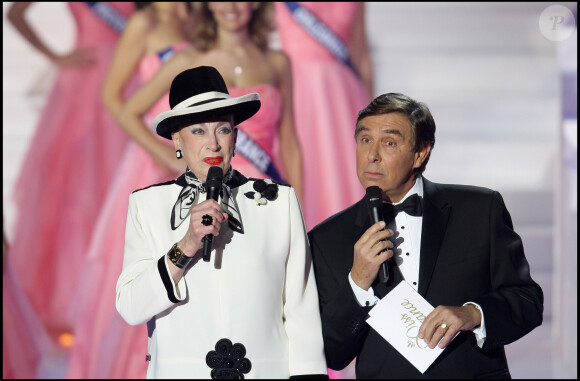 "Elle n'était pas d'accord sur certains points, sur certaines évolutions", ajoute Jean-Pierre Foucault
 
Geneviève de Fontenay et Jean-Pierre Foucault lors de l'élection de Miss France en 2009.