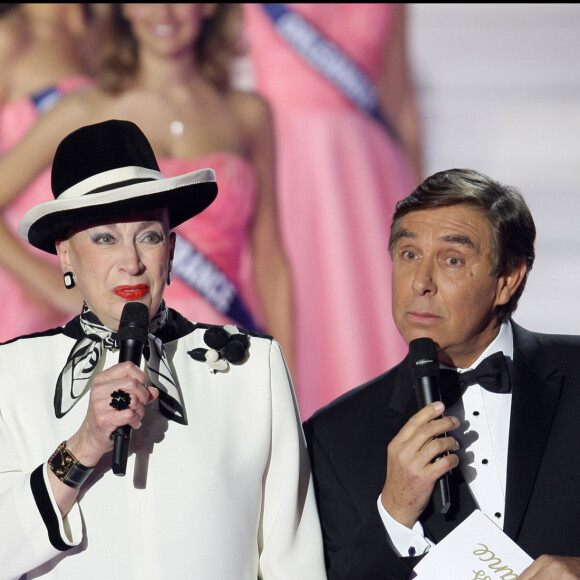 "Elle n'était pas d'accord sur certains points, sur certaines évolutions", ajoute Jean-Pierre Foucault
 
Geneviève de Fontenay et Jean-Pierre Foucault lors de l'élection de Miss France en 2009.