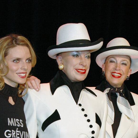 Sylvie Tellier et Genevieve de Fontenay - Geneviève de Fontenay inaugure son double de cire au musée Grévin avec Nathalie Marquay et Jean-Pierre Pernaut le 26 novembre 2004. © Denis Guignebourg / Bestimage