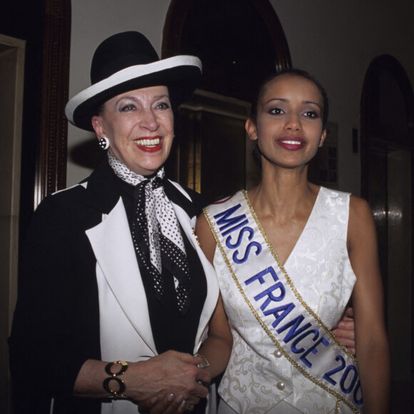 A Chypre, lors de l'élection de MISS UNIVERS 2003, portrait de madame Geneviève de Fontenay avec Sonia Rolland portant son écharpe de MISS FRANCE . © Bruno Schneider via Bestimage