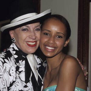 A Chypre, lors de l'élection de Miss Univers 2000, portrait de madame Geneviève de Fontenay et Sonia Rolland portant son écharpe de MISS FRANCE © Bruno Schneider via Bestimage