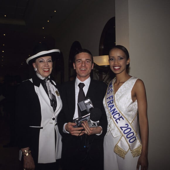 A Chypre, lors de l'élection de Miss Univers, portrait de madame Geneviève de Fontenay avec Sonia Rolland portant son écharpe de Miss France, entourant Laurent Lecompte . © Bruno Schneider via Bestimage