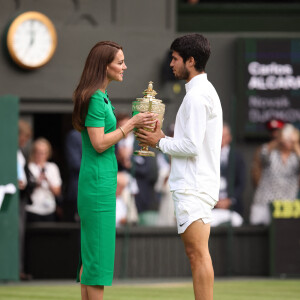 Kate Middleton remet son trophée à Carlos Alcaraz à Wimbledon. Londres. Le 1er juillet 2023.
