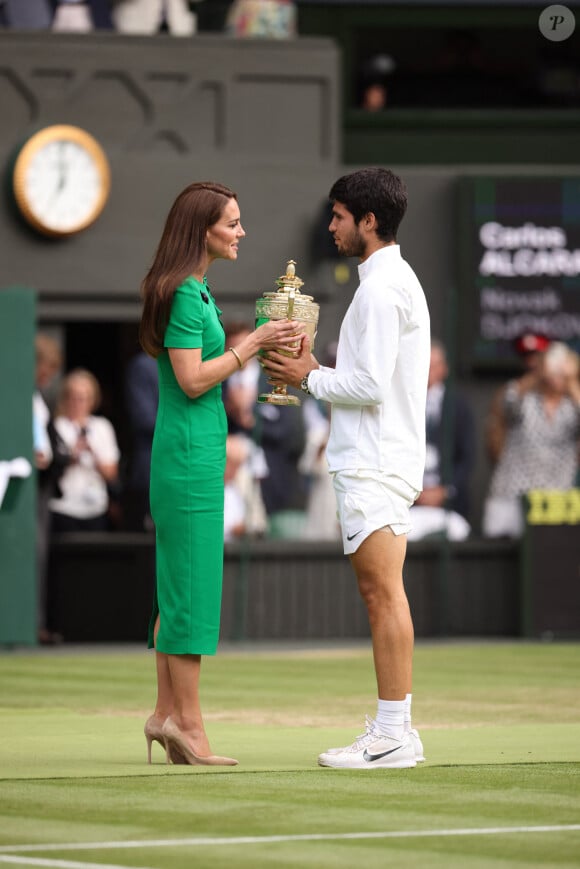 Kate Middleton remet son trophée à Carlos Alcaraz à Wimbledon. Londres. Le 1er juillet 2023.
