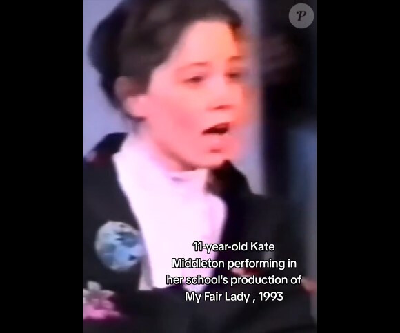 Dans ces images on découvre une toute jeune Kate Middleton, 11 ans, au beau milieu d'une audition pour la comédie musicale My Fair Lady, produite par son école.
Kate Middleton, 11 ans, passe une audition pour "My Fair Lady".