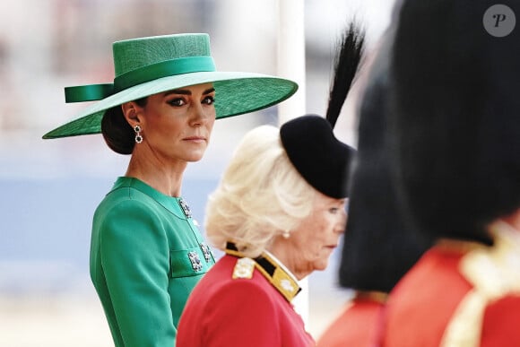 Il semblerait aussi qu'elle aime donner de la voix, comme on peut le constater dans une vidéo d'archives qui vient de ressurgir.
La reine Camilla et Kate Middleton lors du Trooping the Colour à Londres le 17 juin 2023. Photo by Stephen Lock / i-Images/ABACAPRESS.COM