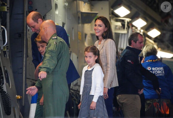 Le prince William, prince de Galles, et Catherine (Kate) Middleton, princesse de Galles, avec leurs enfants le prince George de Galles, et la princesse Charlotte de Galles, lors d'une visite au Royal International Air Tattoo (RIAT) à RAF Fairford, le 14 juillet 2023. 