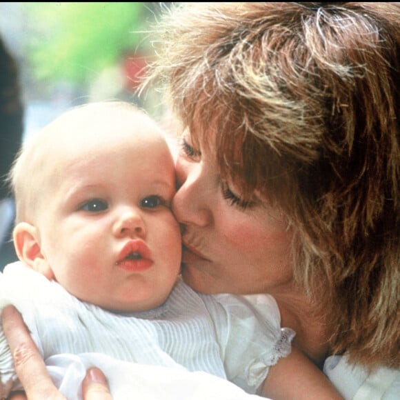 Archives : Mireille Darc lors du baptême de son filleule Jérémy, fils de François Valery et Nicole Calfan, en 1987