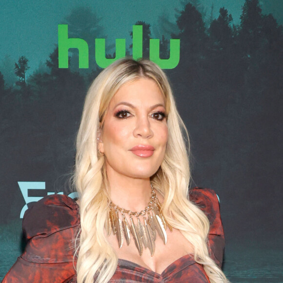 Pour tenter de renflouer les caisses, l'actrice fait même payer ses fans pour la rencontrer mais cela ne semble pas suffir. 
Tori Spelling à la première de la série "Cruel Summer" (saison 2) à Los Angeles, le 31 mai 2023.