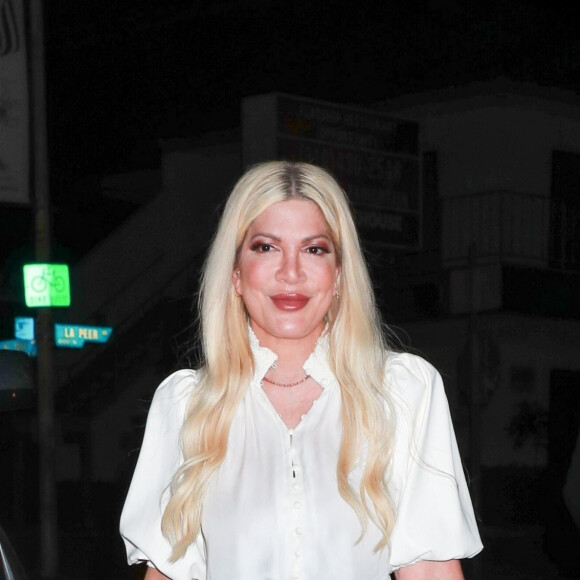 L'ex-star de Beverly Hills, 90210 a également participé à plusieurs versions de Mask Singer, dont celle française et il se murmure qu'elle sera bientôt à l'affiche de l'adaptation espagnole. 
Tori Spelling arrive au restaurant "Craig's" à Los Angeles, le 7 février 2023. 