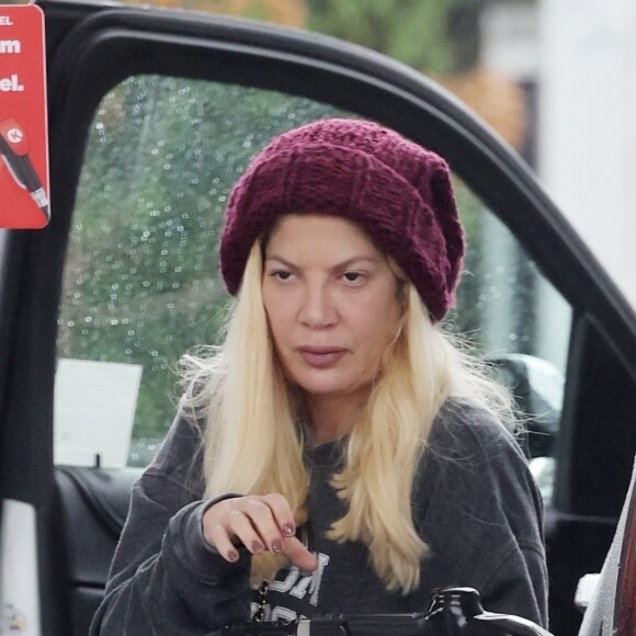 Depuis l'annonce de son divorce avec Dean McDermott en juin dernier, l'actrice de 50 ans vit une véritable descente aux enfers. Le couple a partagé 18 ans de vie commune, 17 ans de mariage et a donné naissance à cinq enfants : Liam, Stella, Hattie, Finn et Beau.
Exclusif - Tori Spelling fait le plein dans une station service à Los Angeles, le 7 novembre 2022.
