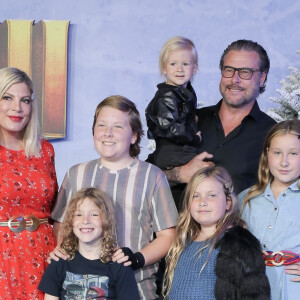 Tori Spelling avec son mari Dean McDermott et ses enfants Finn Davey McDermott, Jack Montgomery McDermott et Stella McDermott à la première de Jumanji: The Next Level au théâtre Chinese dans le quartier de Hollywood à Los Angeles, le 9 décembre 2019. 