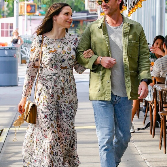 Le couple qui semblait filer le parfait amour a annoncé avoir pris la décision de divorcer
Exclusif - Sophia Bush et Grant Hughes retournent à leur hôtel à New York le 18 juin 2021.