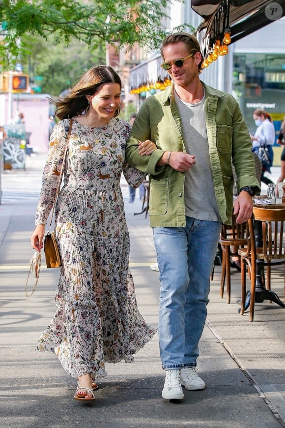 Exclusif - Sophia Bush et son compagnon Grant Hughes retournent à leur hôtel à New York le 18 juin 2021.