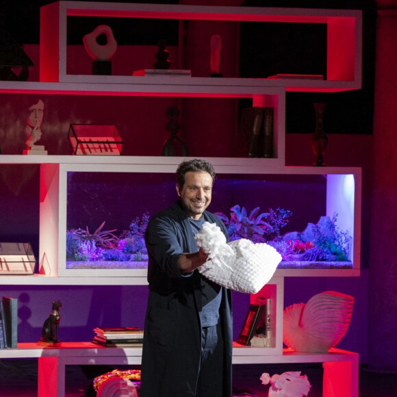 Exclusif - Davy Sardou et Bruno Salomone - Personnalités au spectacle "Au scalpel" lors du Festival de Ramatuelle. Le 4 août 2023 © Cyril Bruneau / Festival de Ramatuelle / Bestimage 