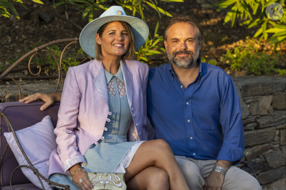 Exclusif - Romain Sardou et sa compagne Kym Thiriot - Festival de Ramatuelle ; Personnalités en marge de la représentation de "L'école des femmes" au théâtre de Verdure le 10 août 2022. © Cyril Bruneau / Festival de Ramatuelle / Bestimage 