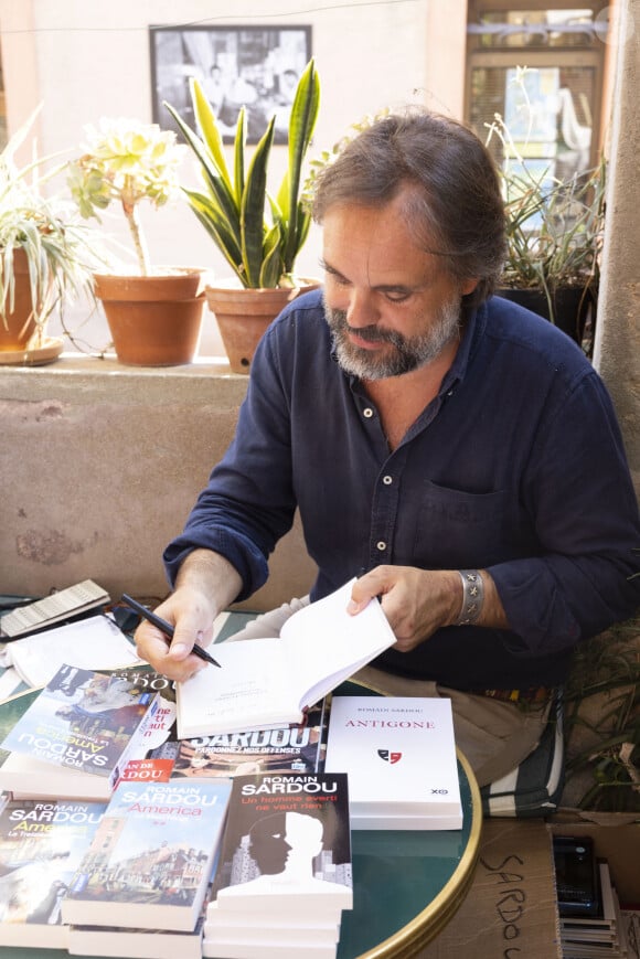 Exclusif - Romain Sardou (directeur artistique "Les plumes de Ramatuelle") - Séance de dédicaces "Les plumes de Ramatuelle" en marge du festival de Ramatuelle devant le Café De L'Ormeau le 4 août 2022 © Cyril Bruneau / Festival de Ramatuelle / Bestimage 