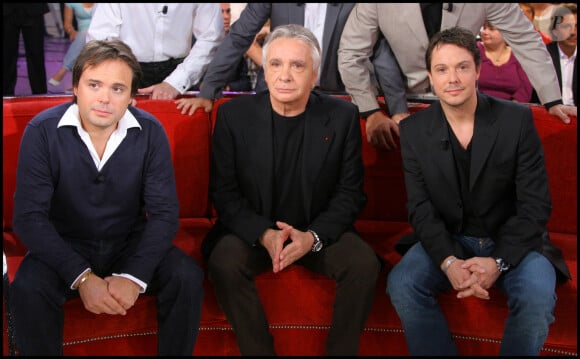 L'un a pris la voie de l'écriture et l'autre de la comédie
Archive - Michel Sardou avec ses fils Romain et Davy lors de l'enregistrement de "Vivement dimanche" . © Guillaume Gaffiot/bestimage