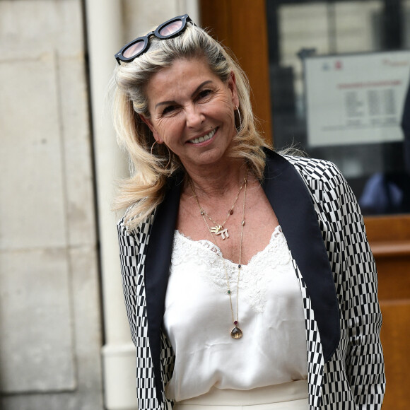 Actuellement en vacances à Saint-Tropez, Caroline Margeridon a fait tomber le haut !
Caroline Margeridon - Mariage de Claude Lelouch à la mairie du 18ème à Paris.