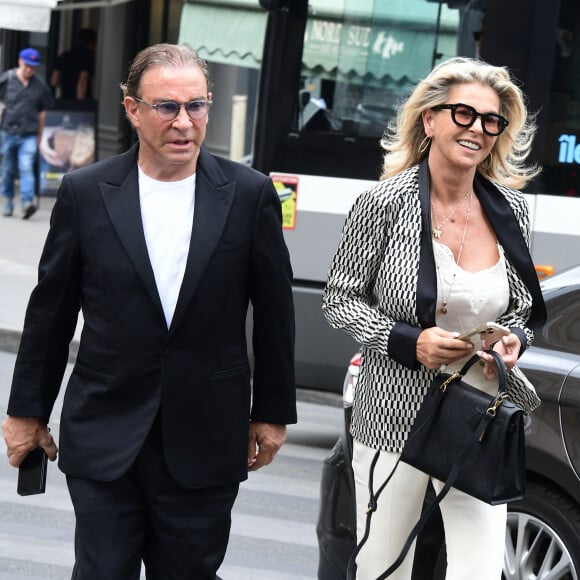 Aucun signe en revanche de son compagnon Pascal avec qui elle est en couple depuis au moins cinq ans.
Caroline Margeridon et son compagnon - Mariage de Claude Lelouch à la mairie du 18ème à Paris. Le 17 juin 2023