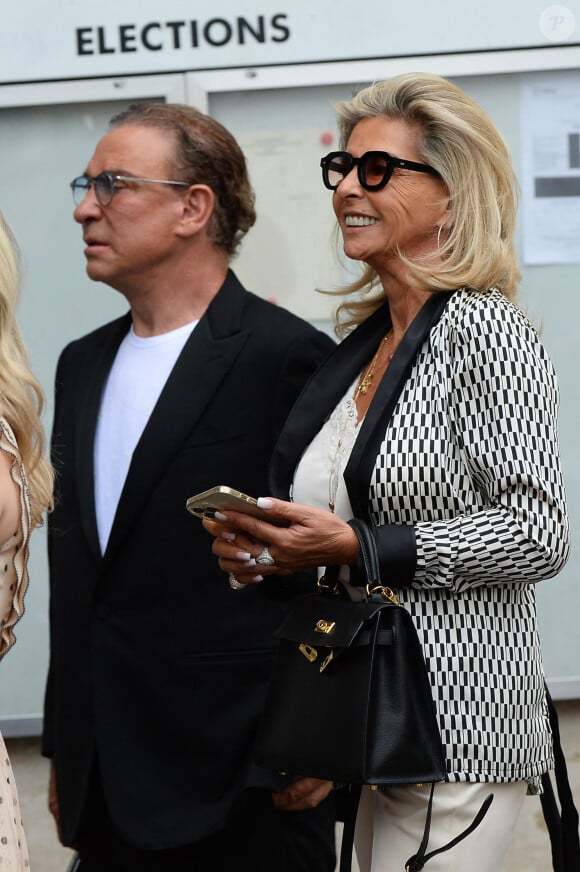 Ce dernier n'a d'ailleurs été vu qu'une fois jusqu'à présent, lors du mariage de Claude Lelouch.
Caroline Margeridon et son compagnon - Mariage de Claude Lelouch à la mairie du 18ème à Paris. Le 17 juin 2023